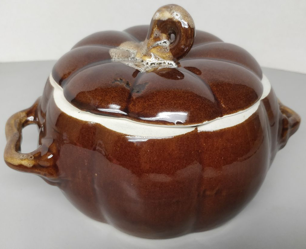 Ceramic pot in the shape of a pumpkin