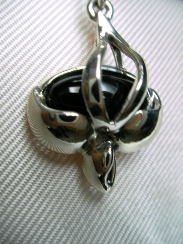 Pendant - an oval transverse leaf