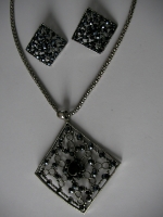 Set necklace with earrings