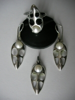 Silver pearl ring