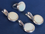 Silver pendant with white nacre