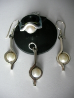 Silver pearl pendant